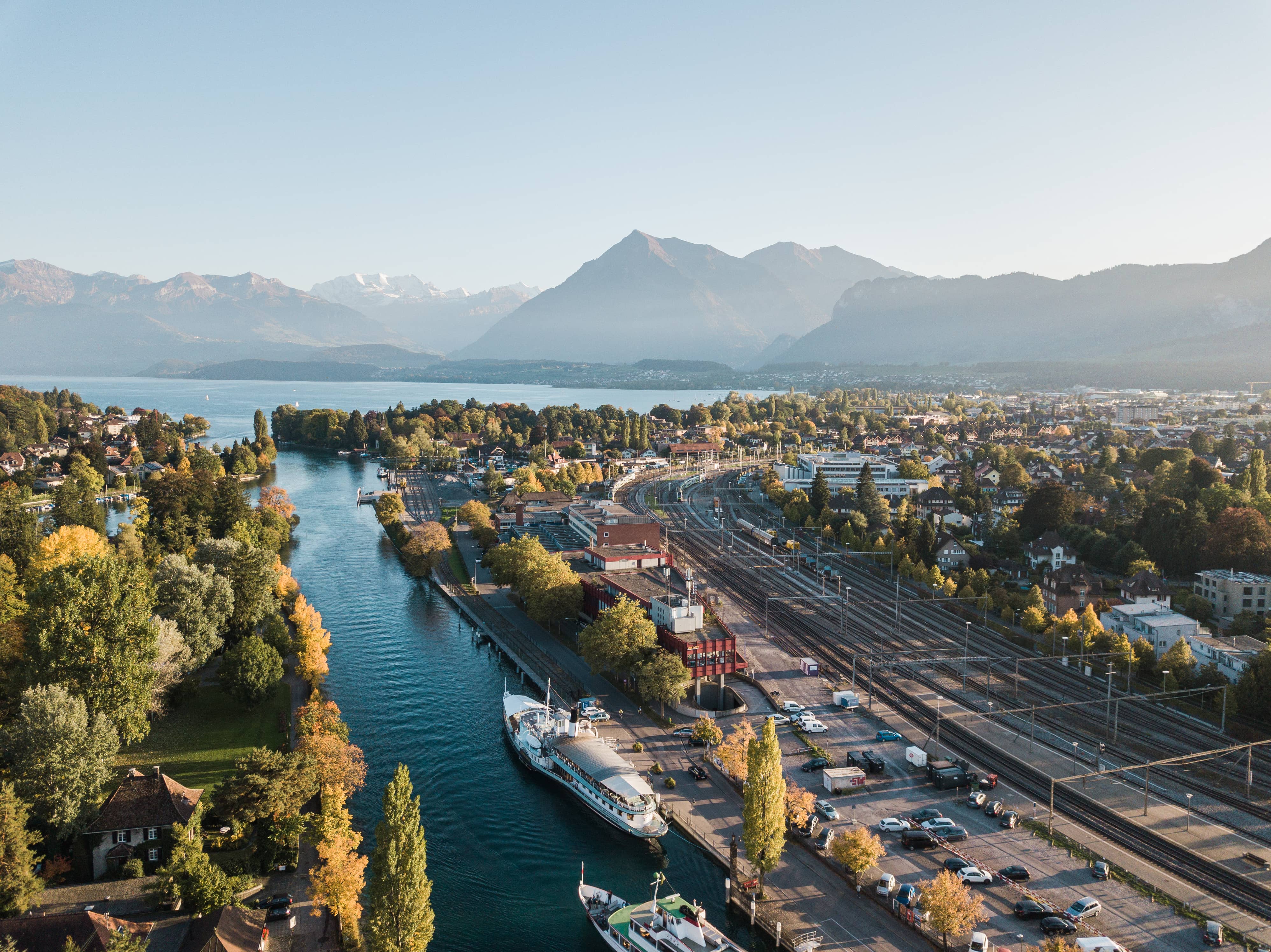 Blick auf das Bahnhofsareal und die Umgebung von Thun